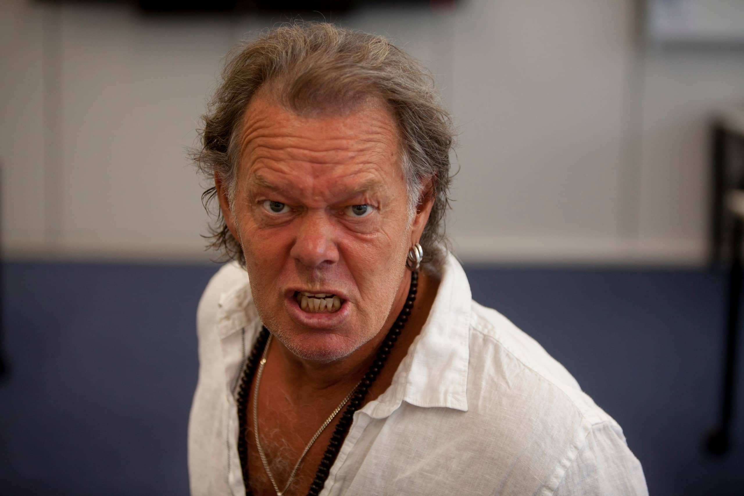 Trainingsacteur Mark kruipt in de rol van een gedetineerde.