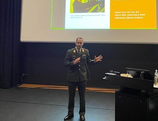 Majoor Kevin van Loon vertelde vanuit de Nederlandse Defensie Academie meer over ethiektrainingen.