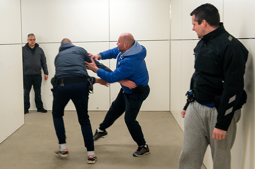 Deelnemers van een training voor beveiligers in actie.