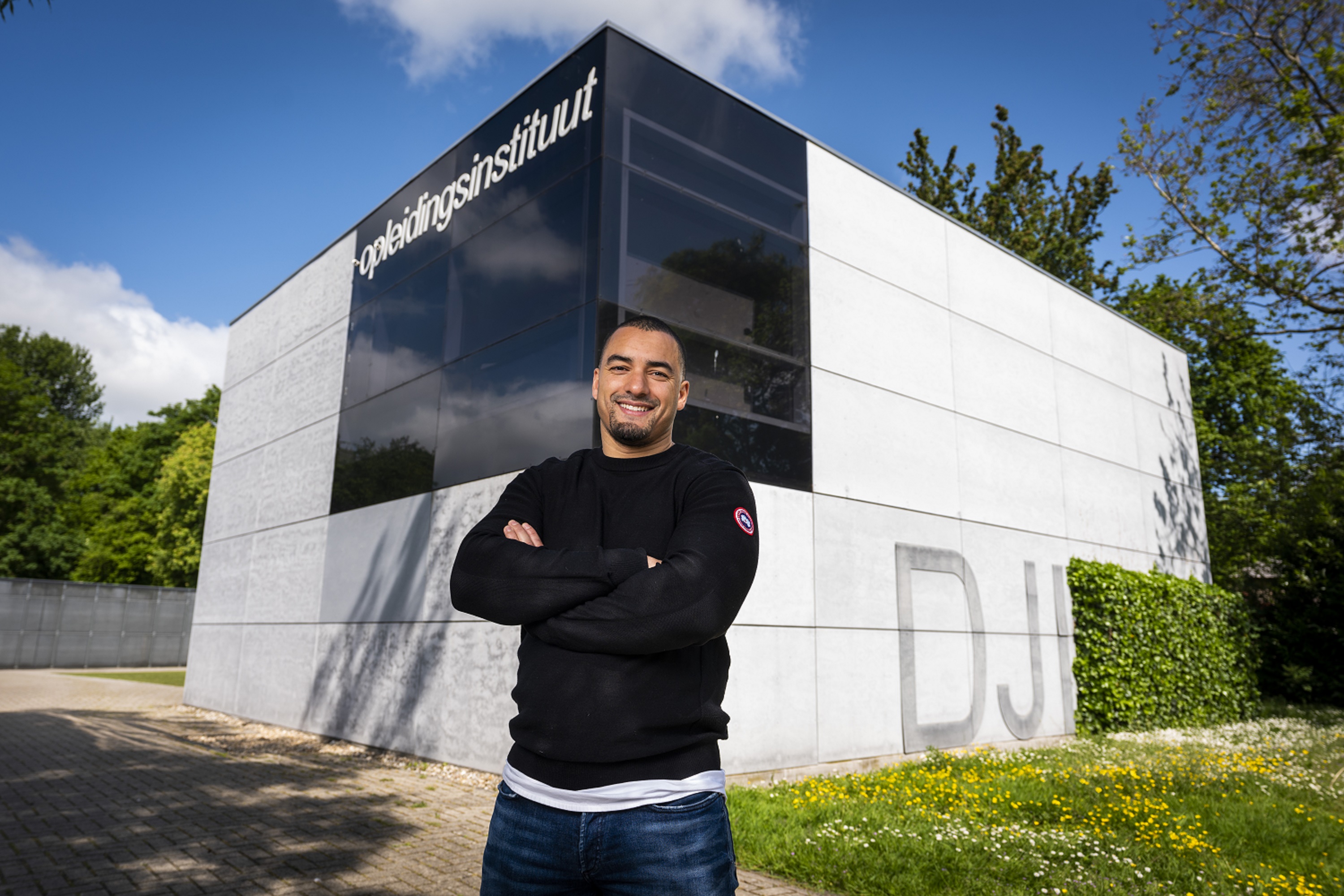 Trainer Oussama staat op het terrein van het Opleidingsinstituut DJI.
