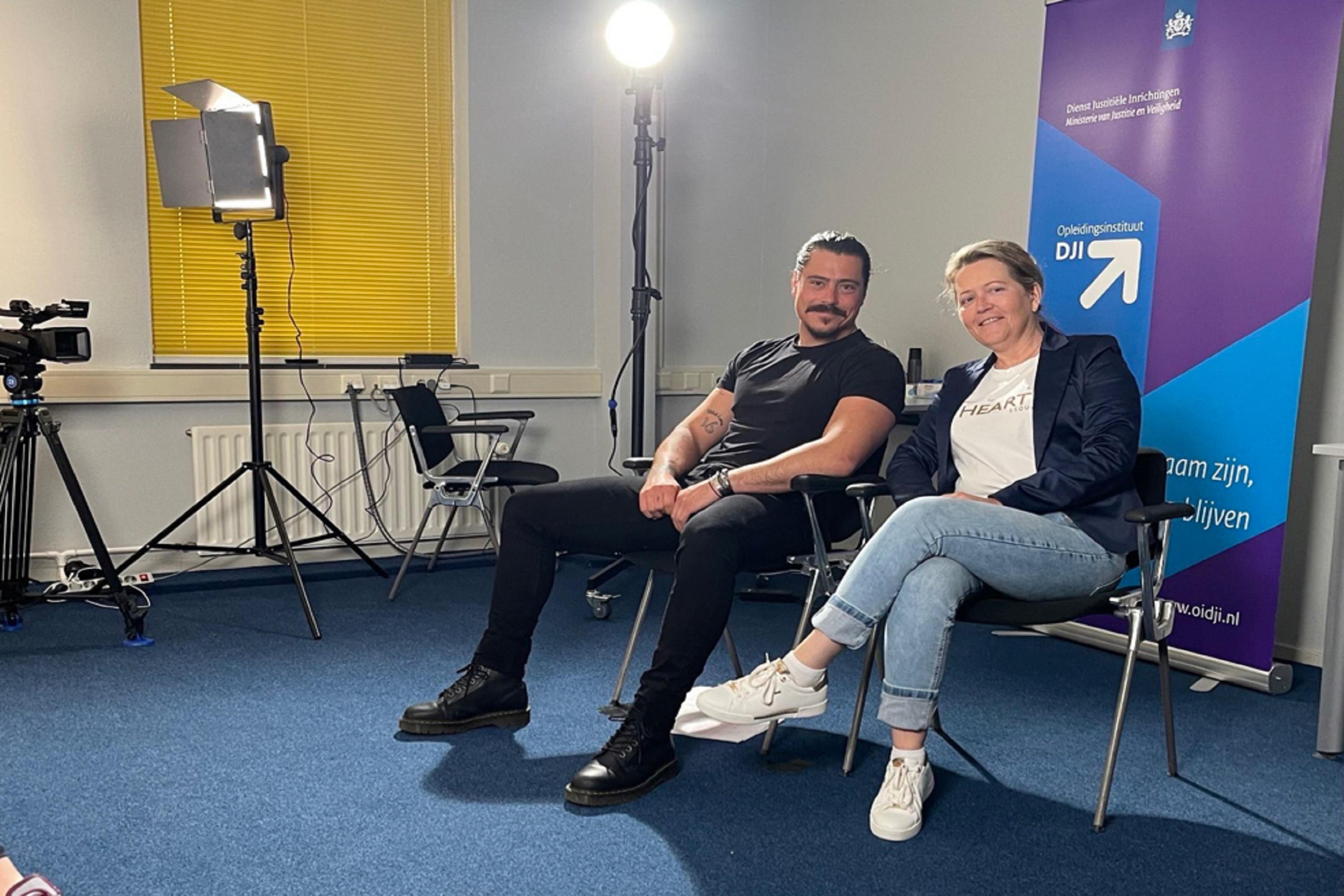 Chris en Elma werken als acteur mee aan een filmpje over 'opvang en verwerking'.